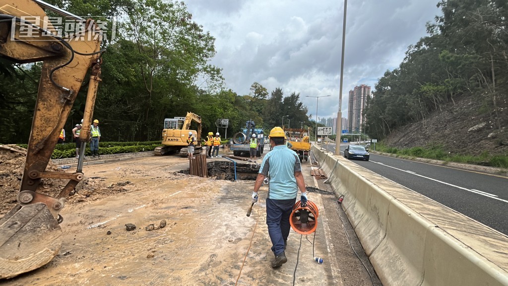 爆水管路進行搶修工程。林思明攝 爆水管路進行搶修工程。林思明攝