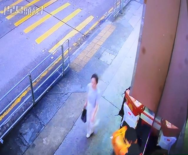 涉案男子再搬走生果箱。梁国峰摄