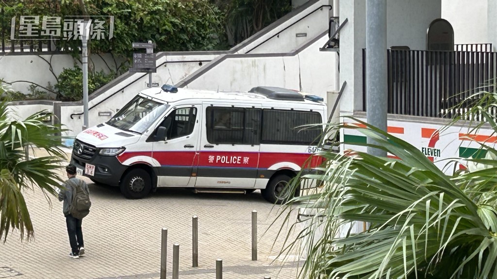 警方到場調查事件。 警方到場調查事件。