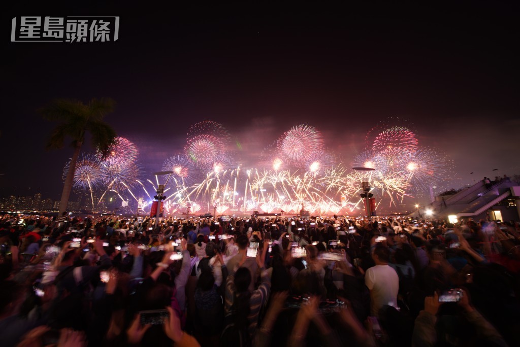2024年除夕煙花。歐樂年攝 2024年除夕煙花。歐樂年攝