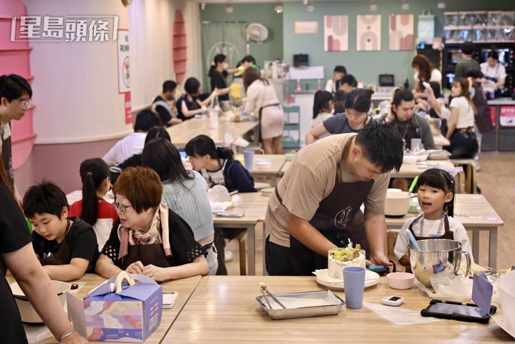 一間自助烘焙店則推出母親節限定款式，並讓孝順仔女可親手製作蛋糕，為媽媽送上心意。