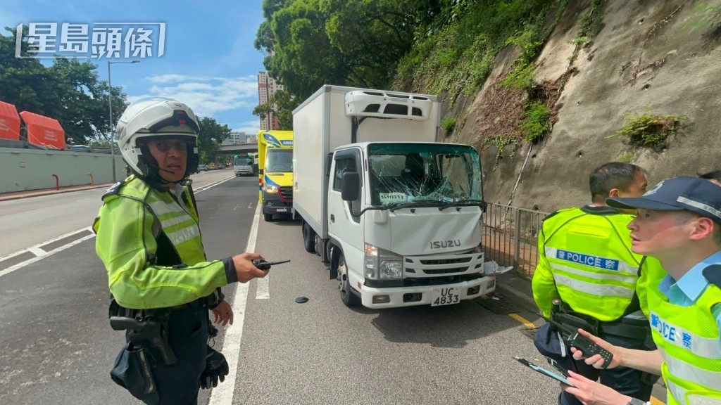 輕型貨車當日疑失控撞到客貨車,再致客貨車被推前撞到另一輛車。資料圖片 輕型貨車當日疑失控撞到客貨車,再致客貨車被推前撞到另一輛車。資料圖片