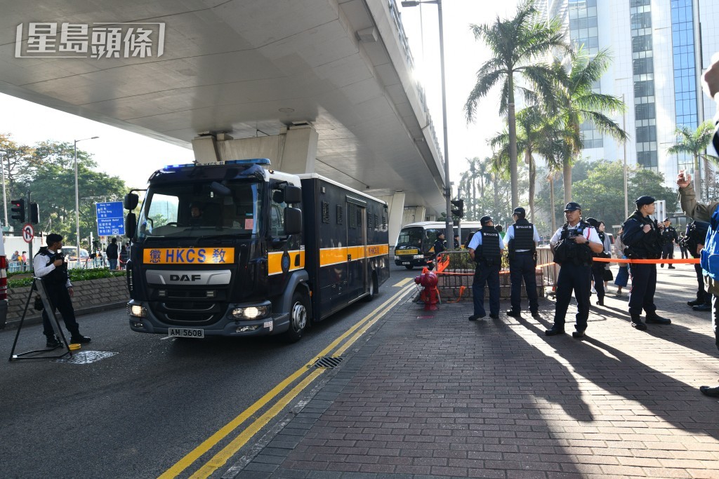 押送張劍虹的囚車亦抵達西九龍法院。盧江球攝 押送張劍虹的囚車亦抵達西九龍法院。盧江球攝