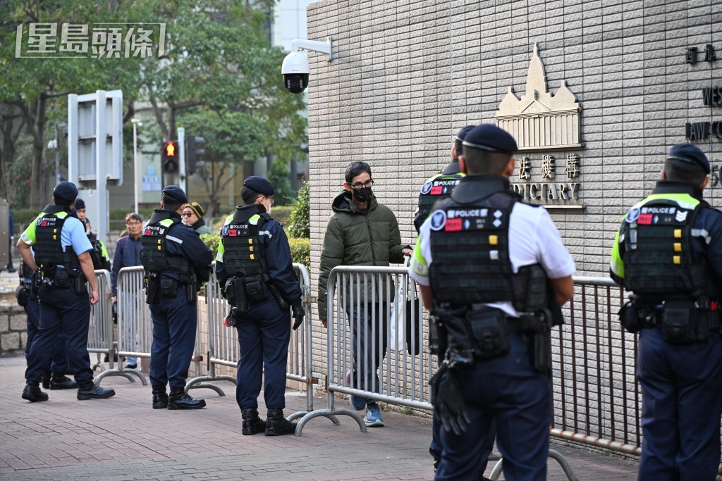 巿民排隊進入法院旁聽。蘇正謙攝