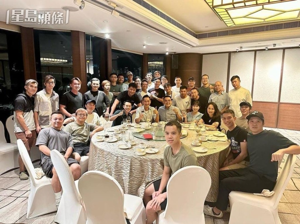 伍鵬志馬房IG，分享了倉主和一眾馬房員工聚餐的開心相片，並寫上「多謝馬主，多謝馬房手足，大家繼續添開心」。