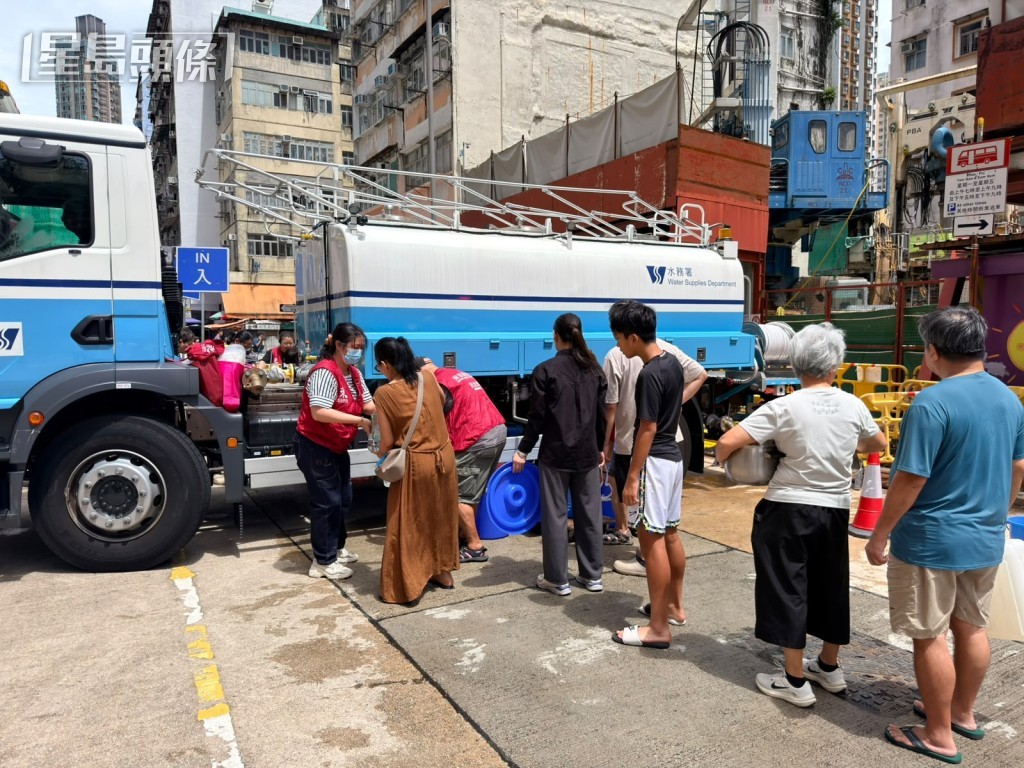 水務署派出水車供市民取水。梁國峰攝 水務署派出水車供市民取水。梁國峰攝