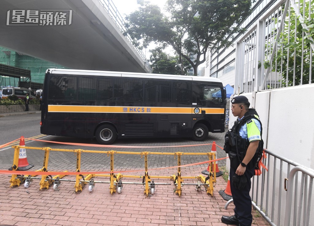 囚車到達法院。