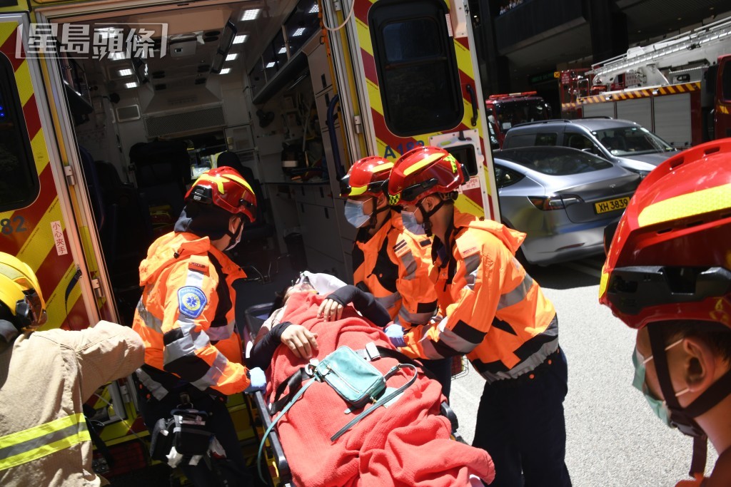 女傷者清醒被送上救護車。楊偉亨攝 女傷者清醒被送上救護車。楊偉亨攝