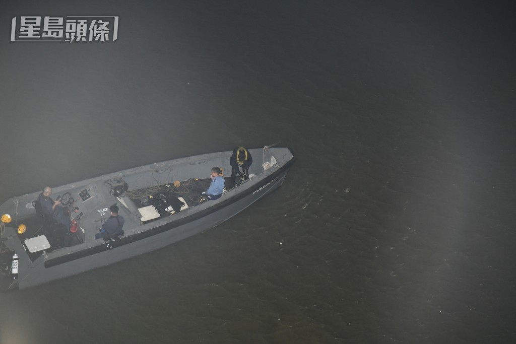 救援人員在現場進行搜救。