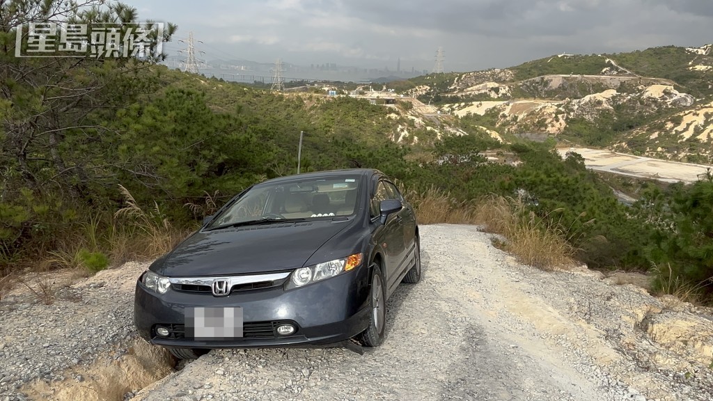 警方在稔灣路的山坡上發現陳男的私家車。蔡楚輝攝