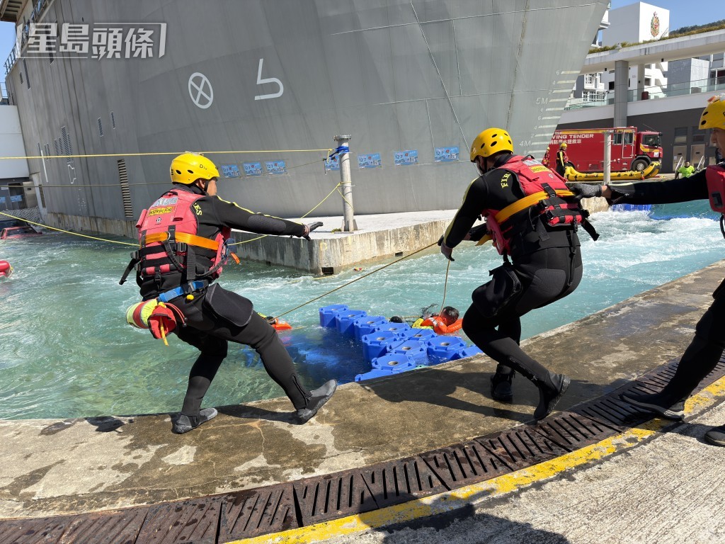 消防處進行水域救援示範。 消防處進行水域救援示範。