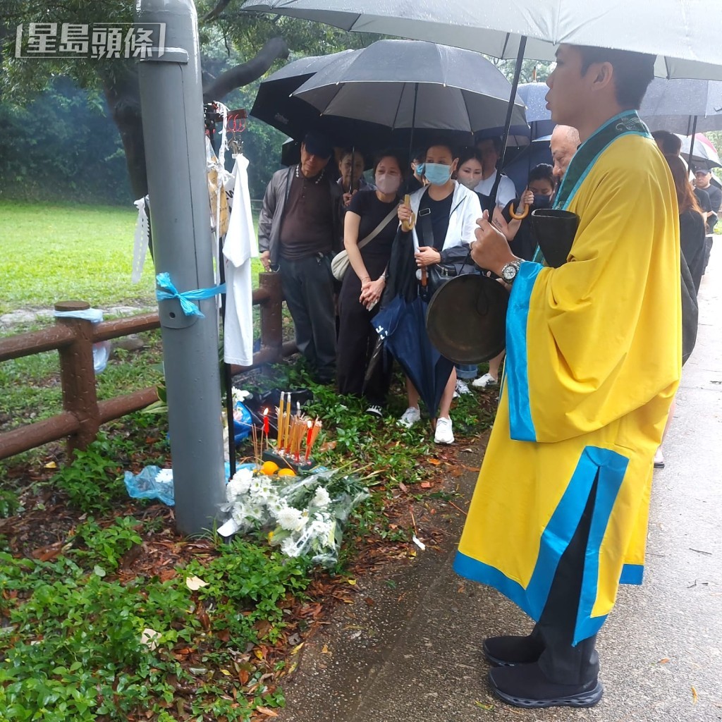 道士主持路祭儀式。 道士主持路祭儀式。