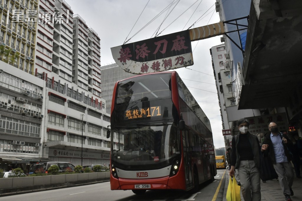 “梁添刀厂”大刀招牌成为深水埗的地标。资料图片