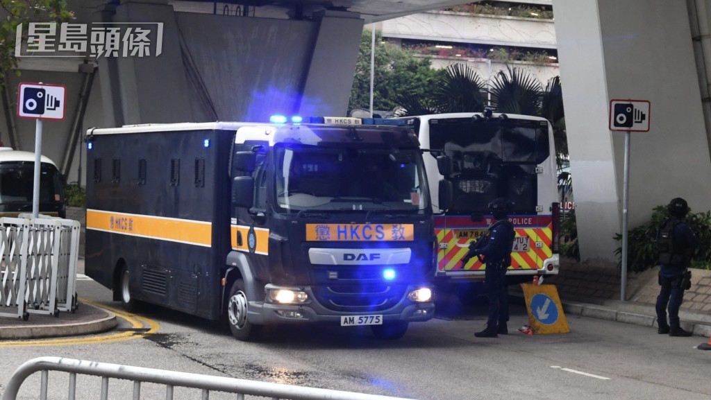押送黎智英的囚車早上抵達法院，警方嚴陣以待。何君健攝