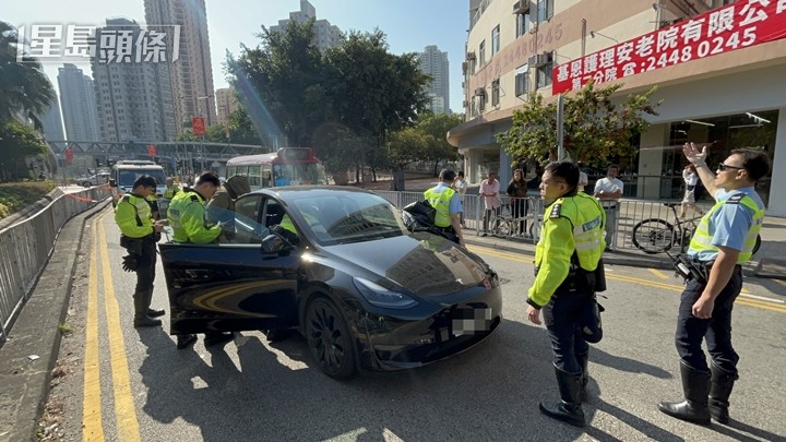 Tesla撞倒過路女學生。林思明攝