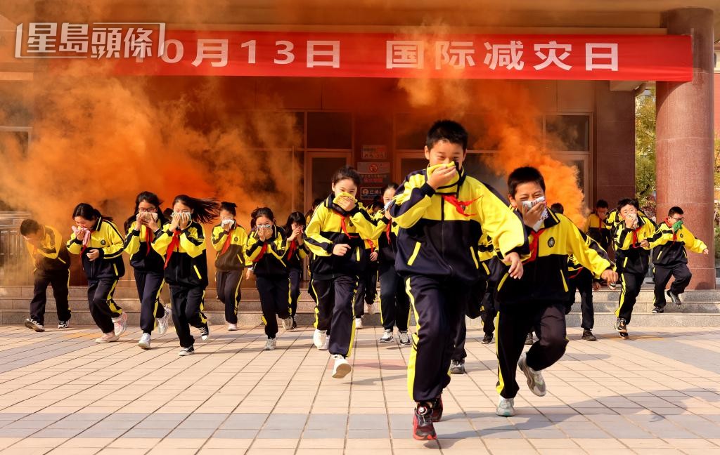內地山東省小學進行消防應急逃生演練,過程逼真。 內地山東省小學進行消防應急逃生演練,過程逼真。