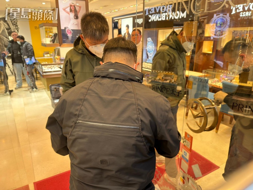 警員在舖內掃指模取證。