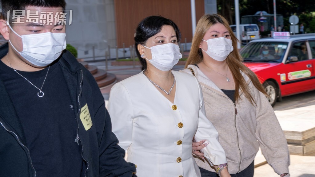 蔡天鳳母親張燕花(中)稱女兒「發現呢家人唔好,想收翻啲嘢」。資料圖片 蔡天鳳母親張燕花(中)稱女兒「發現呢家人唔好,想收翻啲嘢」。資料圖片