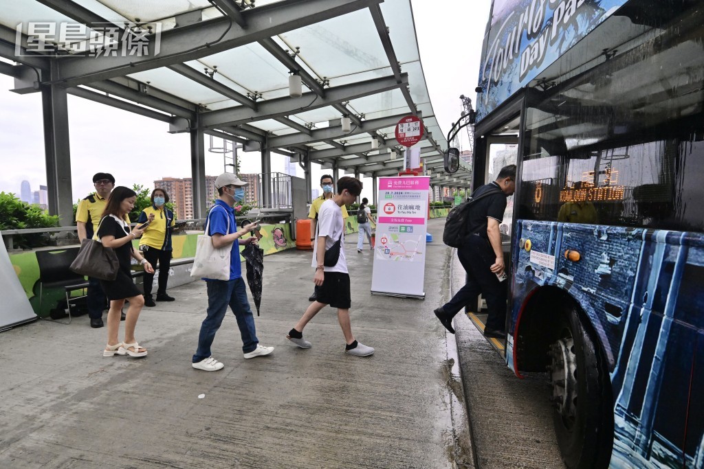 今早排隊搭免費巴士的人流順暢。陳極彰攝 今早排隊搭免費巴士的人流順暢。陳極彰攝