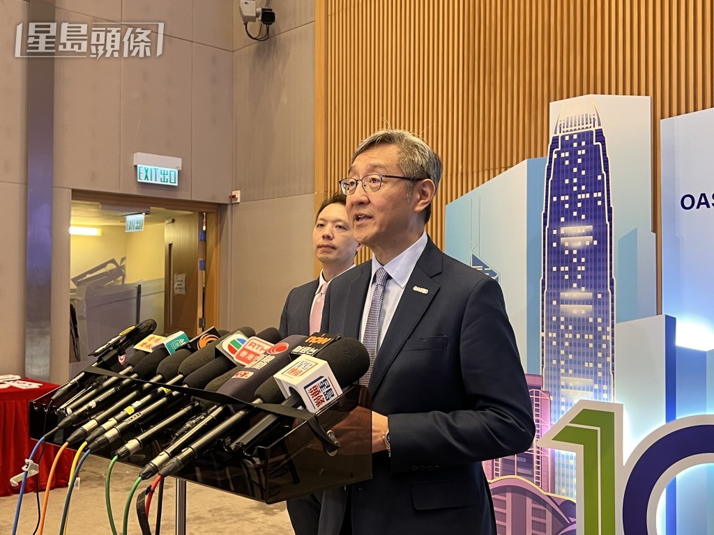 引進辦主任任景信在簽約儀式後見傳媒。 引進辦主任任景信在簽約儀式後見傳媒。