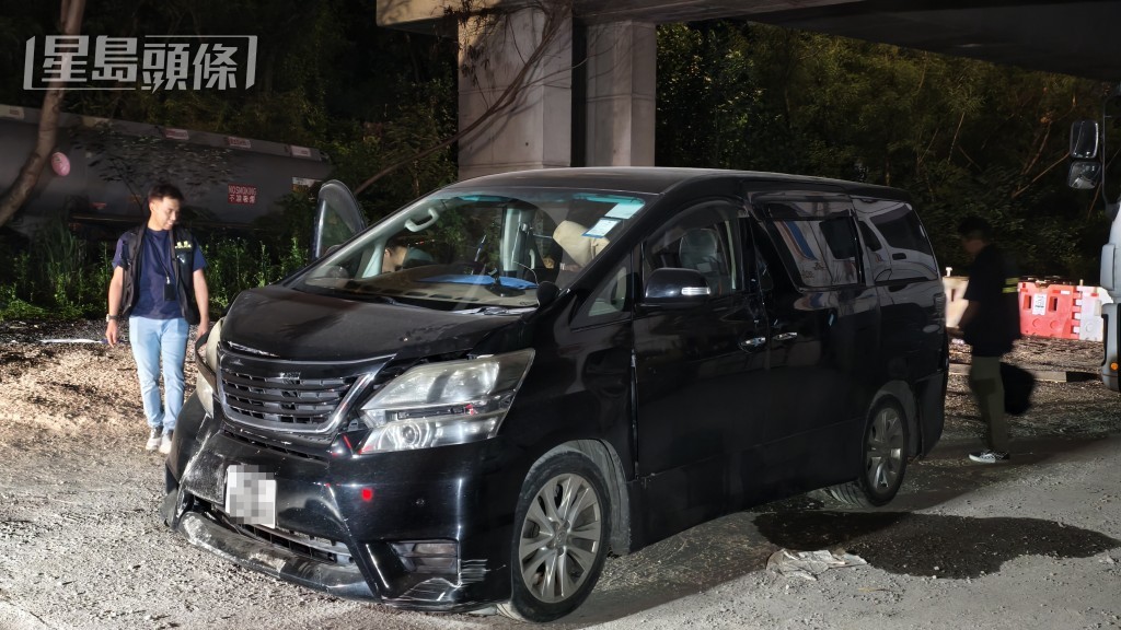 警方調查死者附近一部七人車。資料圖片 警方調查死者附近一部七人車。資料圖片