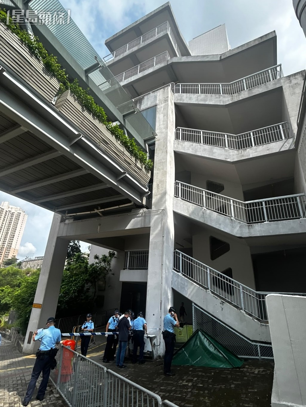 女子由天橋墮地當場死亡。楊偉亨攝 女子由天橋墮地當場死亡。楊偉亨攝