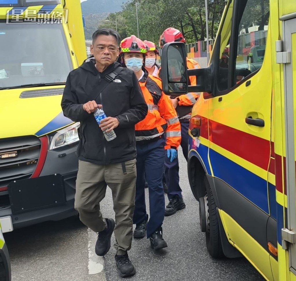 小巴司機自行步上救護車，獲送院治理。