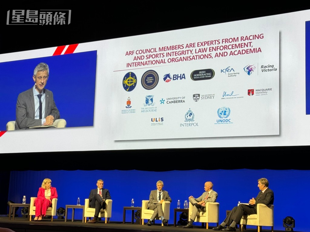 香港赛马会赛事审查及投注分析行政经理程正廉在会上演讲。