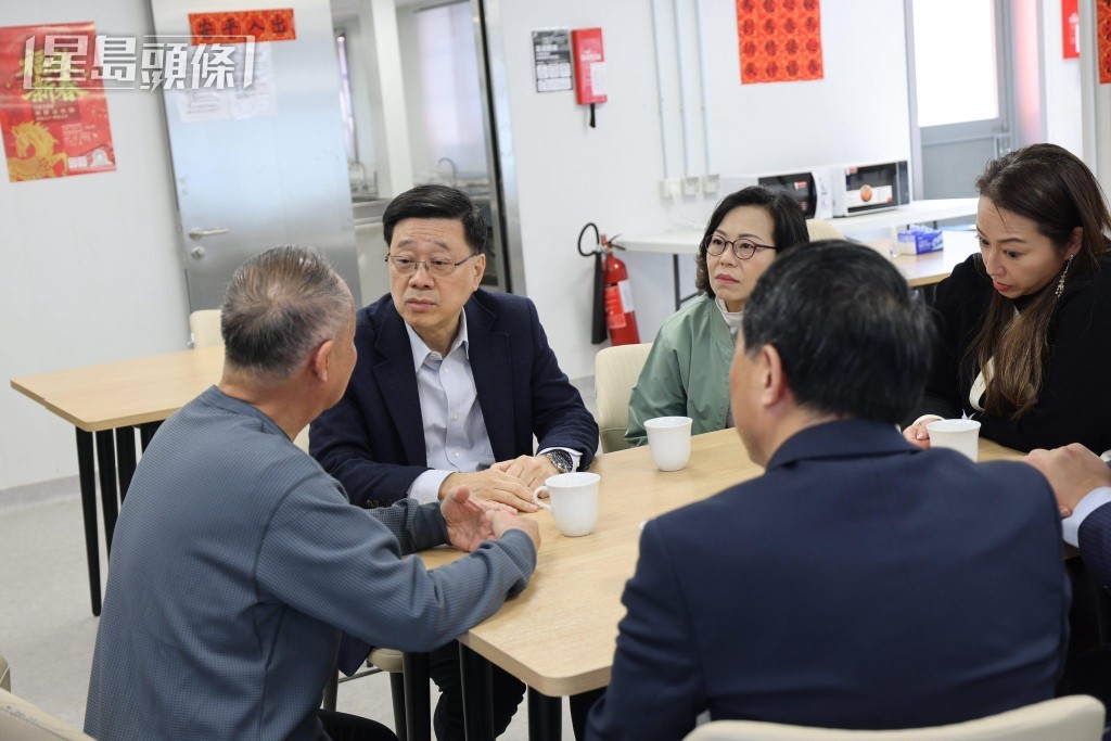 抵達駿發花園前，李家超和麥美娟到訪由啟德社區隔離設施改造的青年驛站旅舍「啟航1331」。李家超fb圖片