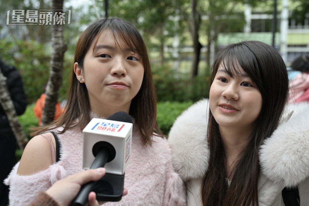 鄭小姐(左)特地穿上粉紅色上衣,配搭白色長裙到場「打卡」。 鄭小姐(左)特地穿上粉紅色上衣,配搭白色長裙到場「打卡」。