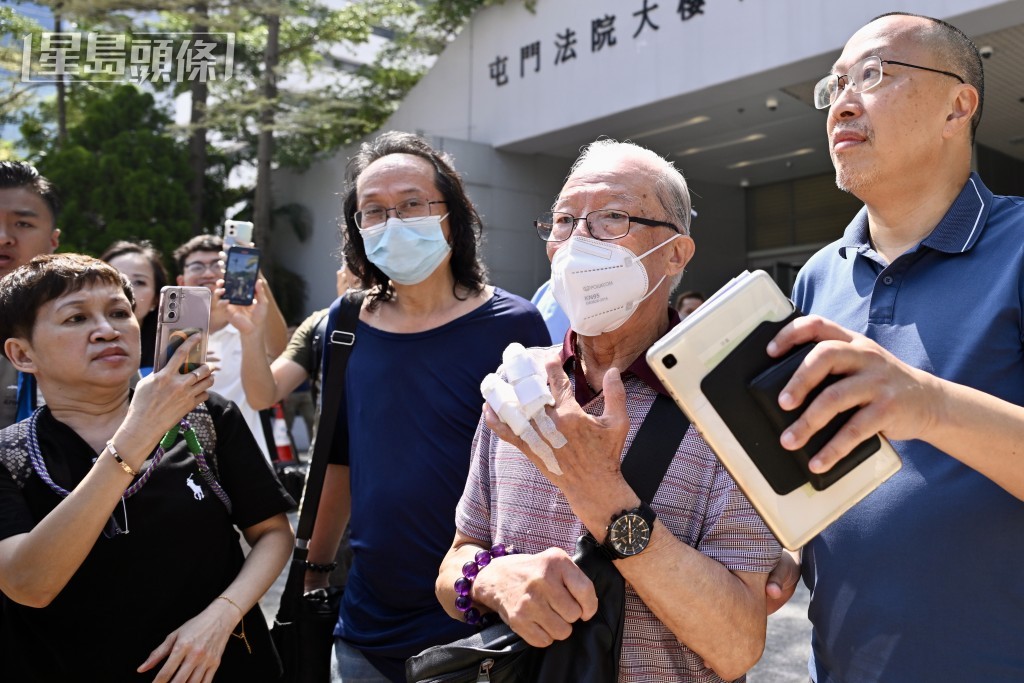 何伯離庭吸引熱心群眾拍照。劉駿軒攝 何伯離庭吸引熱心群眾拍照。劉駿軒攝