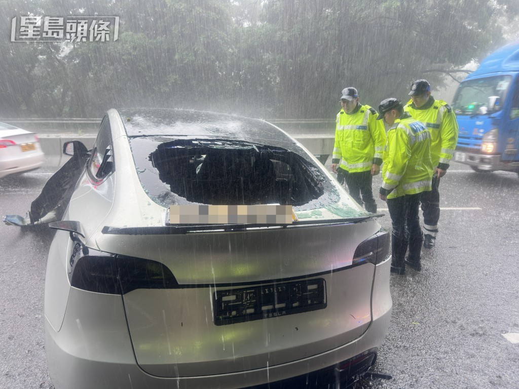 Tesla自炒損毀嚴重。梁國峰攝 Tesla自炒損毀嚴重。梁國峰攝