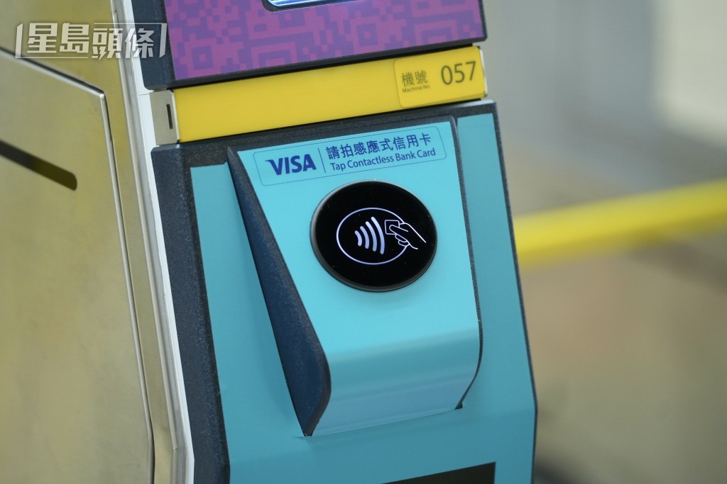 港鐵今日推出感應式信用卡出入閘新服務。劉駿軒攝 港鐵今日推出感應式信用卡出入閘新服務。劉駿軒攝