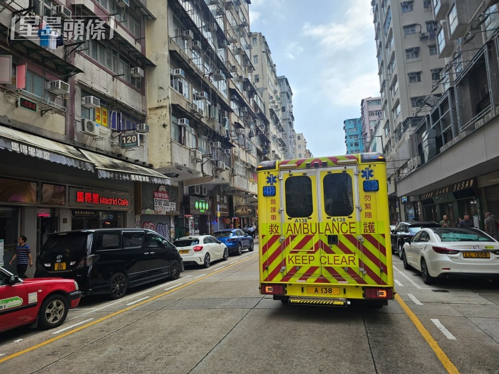 女傷者由救護車送往明愛醫院治理。 女傷者由救護車送往明愛醫院治理。