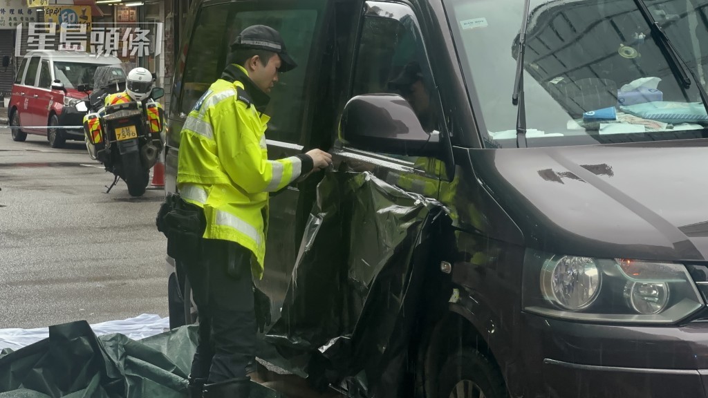 警員用黑膠袋遮蔽貨Van涉事位置。 警員用黑膠袋遮蔽貨Van涉事位置。
