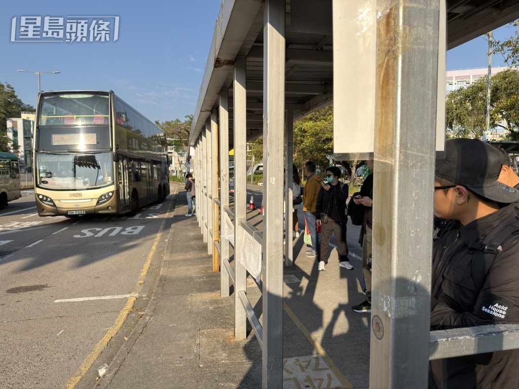附近巴士站重新開放。 附近巴士站重新開放。