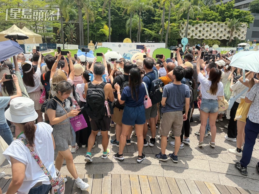不少家長陪同子女排隊等候入場。曹露尹攝 不少家長陪同子女排隊等候入場。曹露尹攝