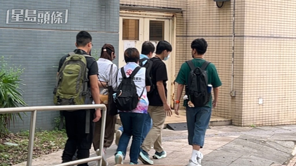 眾人認屍後離開。
