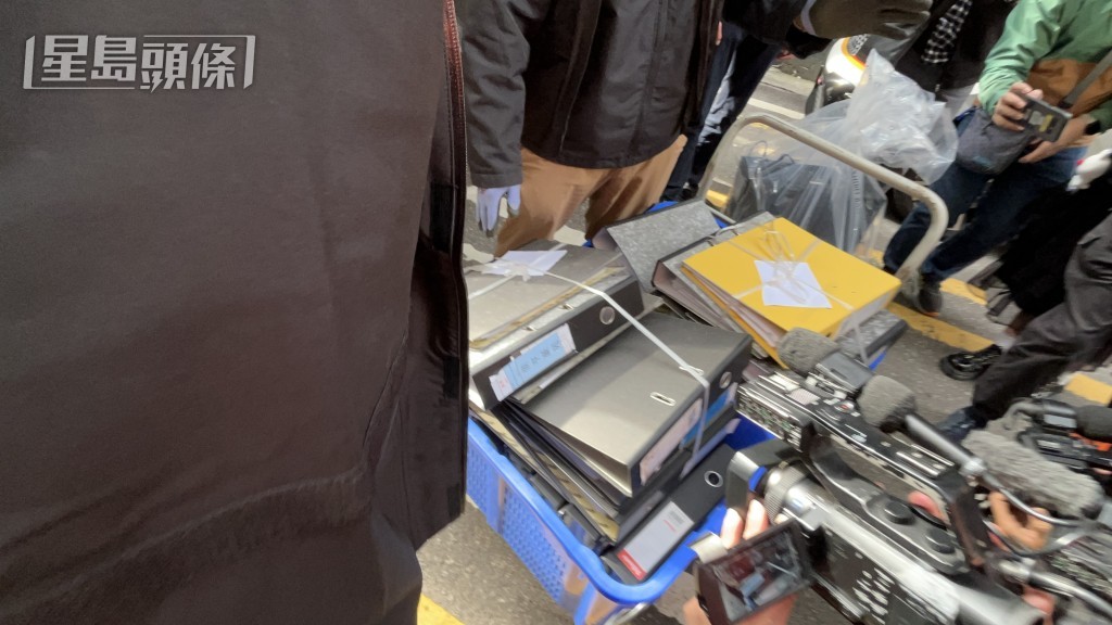 人員檢走大批文件等證物。