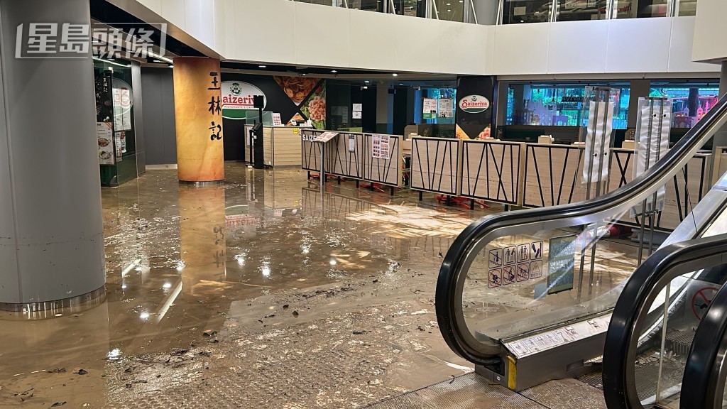 黑色暴雨下,柴灣環翠邨商場水浸,工人忙於清理積水。資料圖片 黑色暴雨下,柴灣環翠邨商場水浸,工人忙於清理積水。資料圖片