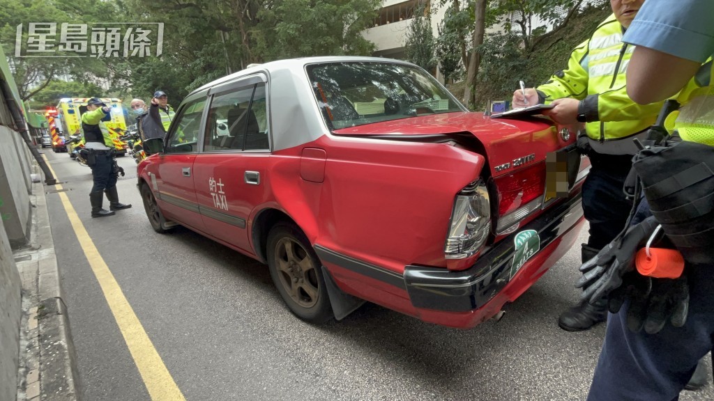 的士車尾損毀。 的士車尾損毀。