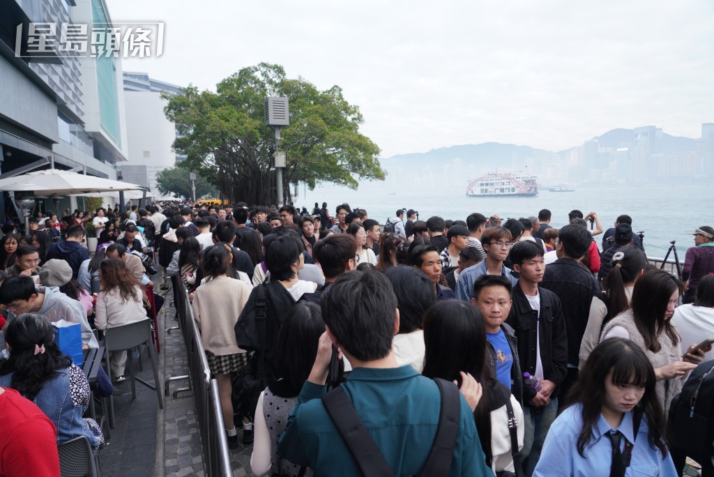 為迎接2024年的來臨,維港夜空將上演歷來最大型的跨年倒數煙花音樂匯演。歐樂年攝 為迎接2024年的來臨,維港夜空將上演歷來最大型的跨年倒數煙花音樂匯演。歐樂年攝