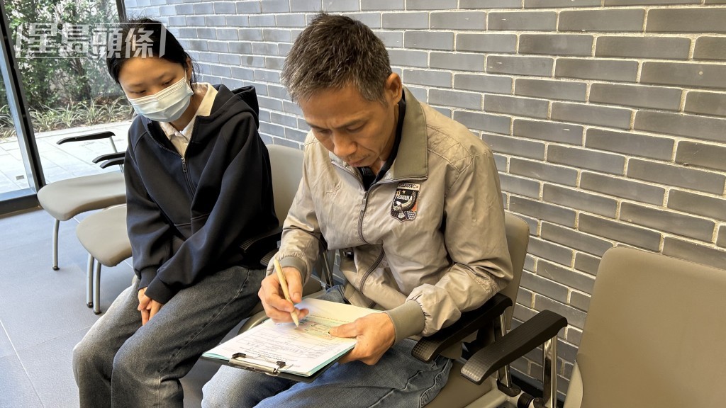 《星島》記者昨日送上「邵氏基金會緊急支援基金」捐出的3萬元善款,死者丈夫藍国東在長女陪同下收取支票。蔡楚輝攝 《星島》記者昨日送上「邵氏基金會緊急支援基金」捐出的3萬元善款,死者丈夫藍国東在長女陪同下收取支票。蔡楚輝攝