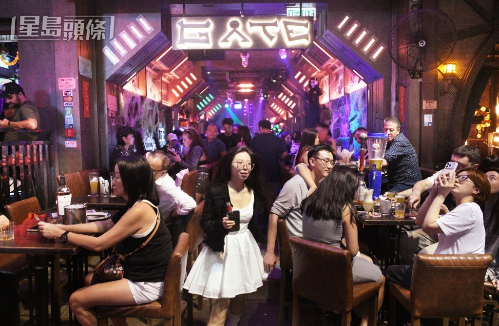 酒吧座無虛席。 酒吧座無虛席。