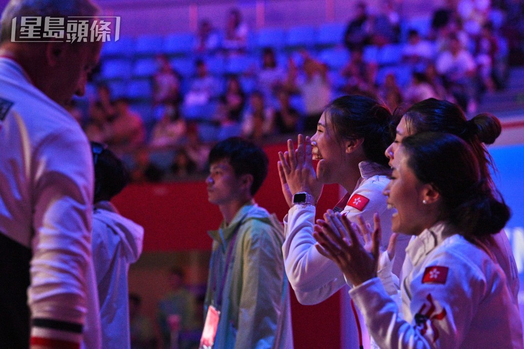 杭州亞運．女子重劍團隊為場上戰友打氣。 陳極彰攝