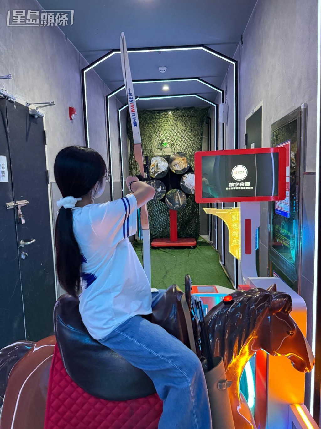 射箭相信不少大、小朋友也玩過,但騎着馬射箭可算新鮮好玩。(圖片來源:《親子王》) 射箭相信不少大、小朋友也玩過,但騎着馬射箭可算新鮮好玩。(圖片來源:《親子王》)