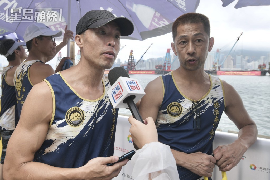 旅港南海商會(左)龍舟教練方先生,前教練前會長梁先生。陳浩元攝 旅港南海商會(左)龍舟教練方先生,前教練前會長梁先生。陳浩元攝