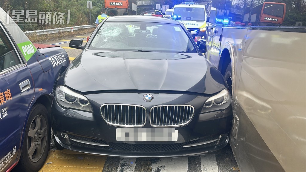 寶馬撞及巴士及的士。