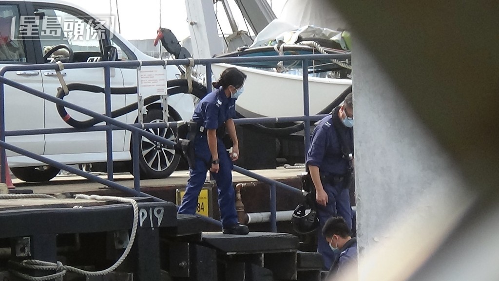 水警將屍體送往水警基地。蔡楚輝攝 水警將屍體送往水警基地。蔡楚輝攝