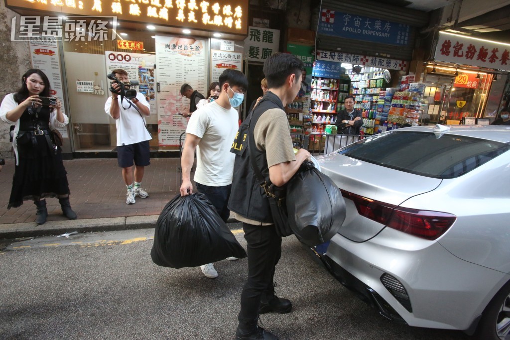 警方在青山道152號一單位內檢獲大批證物,包括一批衣物、漂白水、清潔劑、電飯煲及家具等。 警方在青山道152號一單位內檢獲大批證物,包括一批衣物、漂白水、清潔劑、電飯煲及家具等。